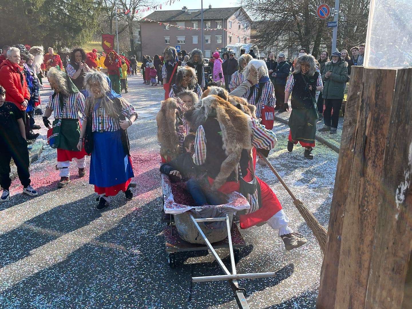 <h2>Umzug</h2><p>die berühmte Badewanne der Rufiwaldhexen</p><a href='#' class='btn'>Read more</a>